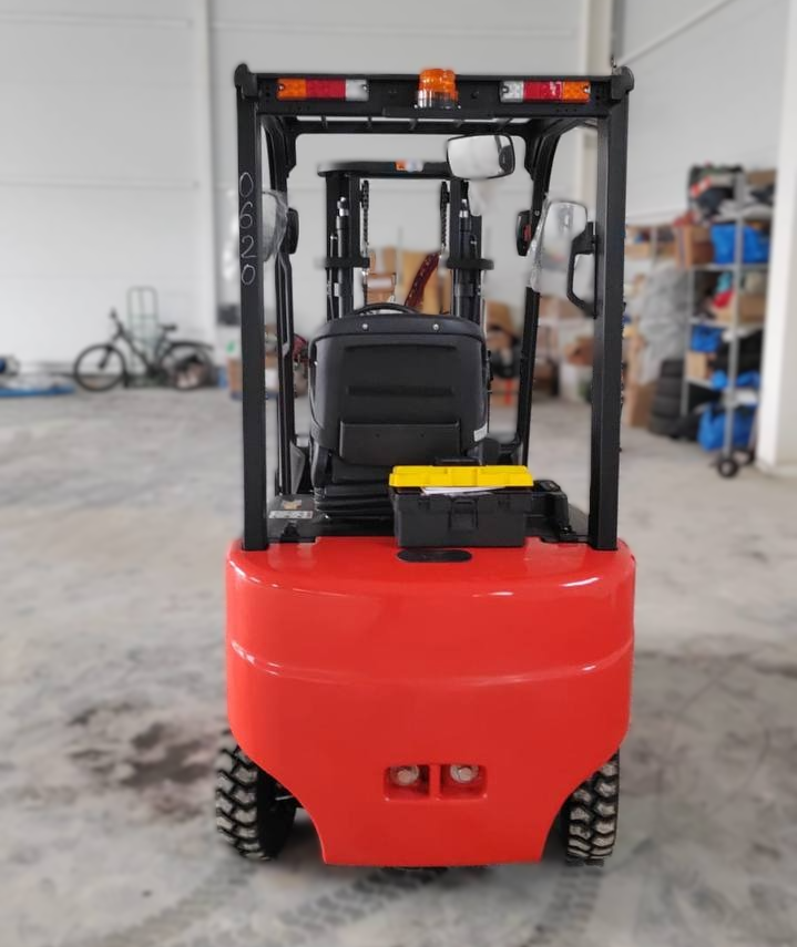 EP CPD18F8: литиевый электропогрузчик с встроенным зарядным и пневмошинами - запуск у клиента КИИТ