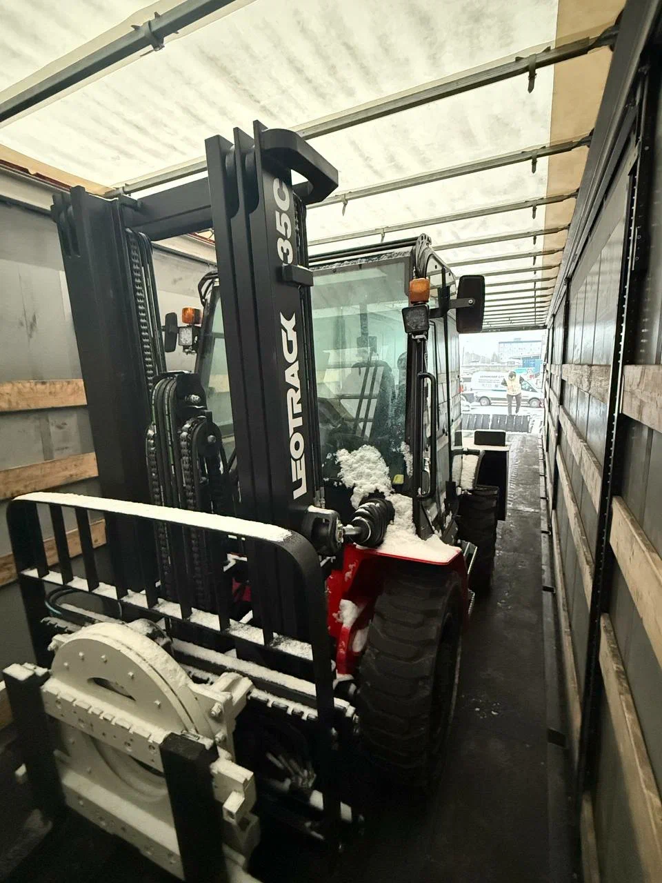 Полноприводный вилочный погрузчик LEOTRACK 35C отгрузка коиенту - КИИТ