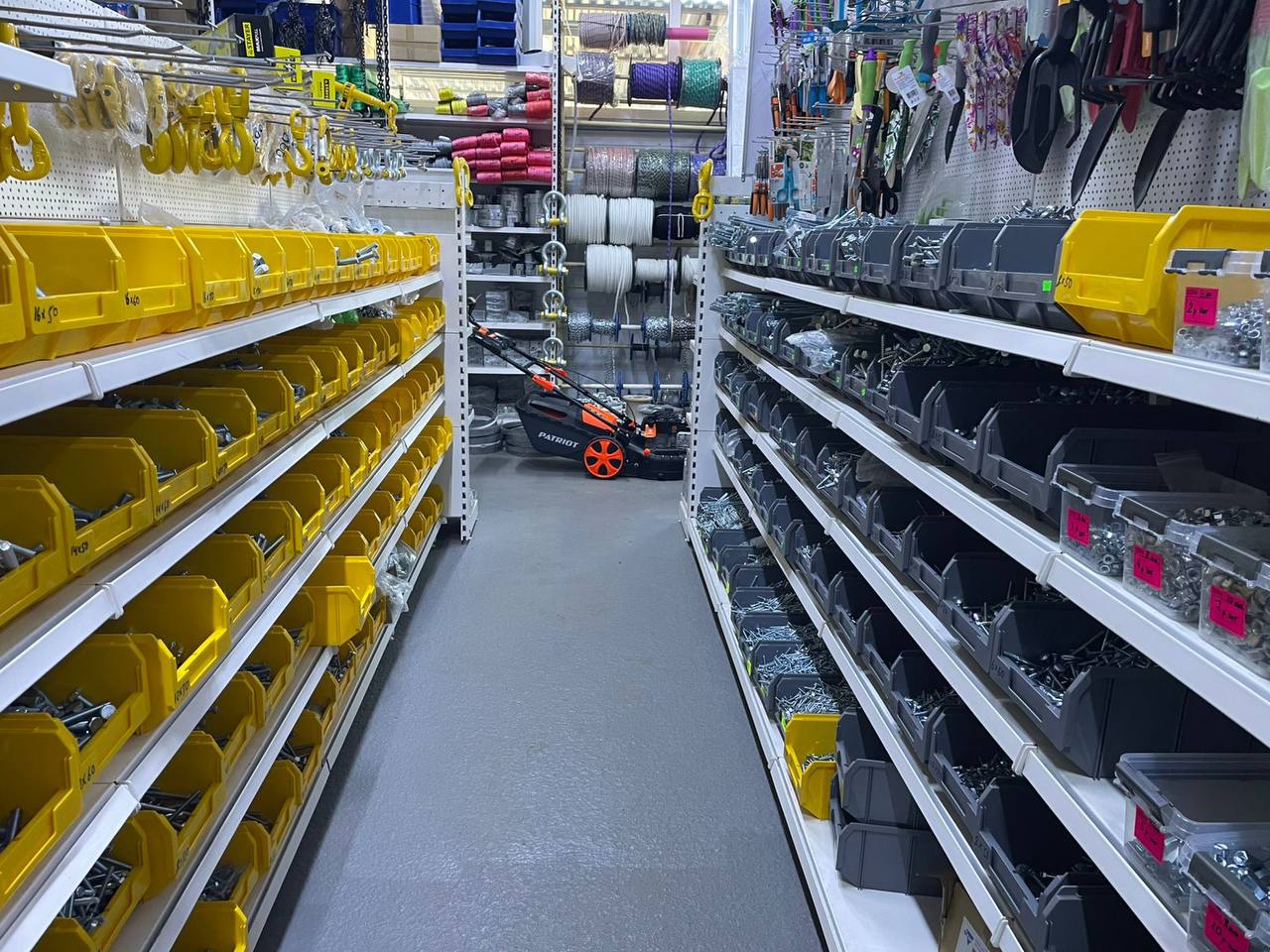 пластиковые контейнеры Стелла-техник помогают навести идеальный порядок на складе - магазин стройматериалов